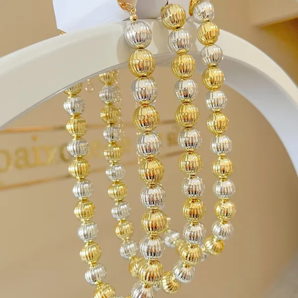 Brincos de argola dourados da DB Acessórios